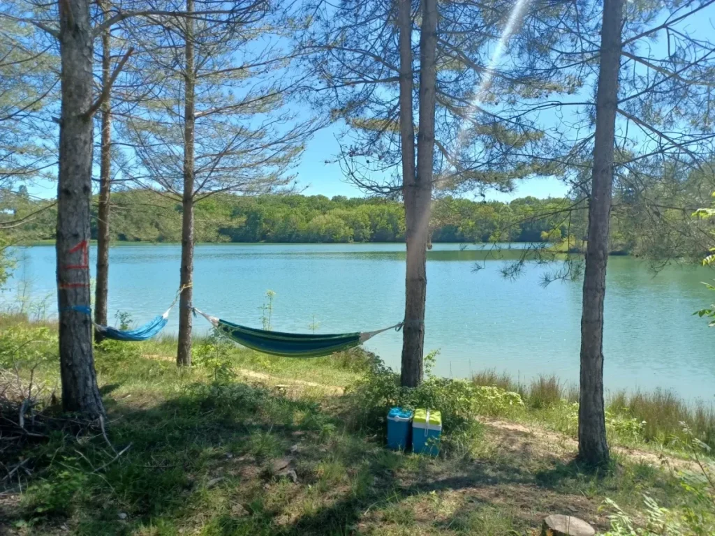 hamac suspendu au lac lacoste à Lupiac