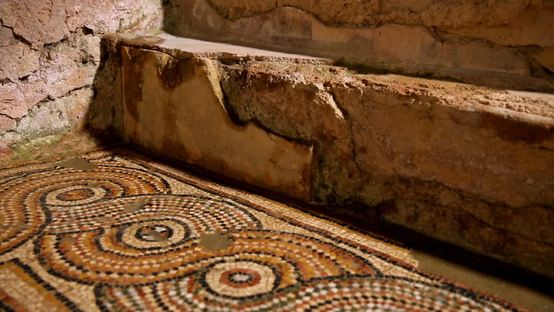 Natatio-Mosaik mit Schuppenmuster und Kabelrand