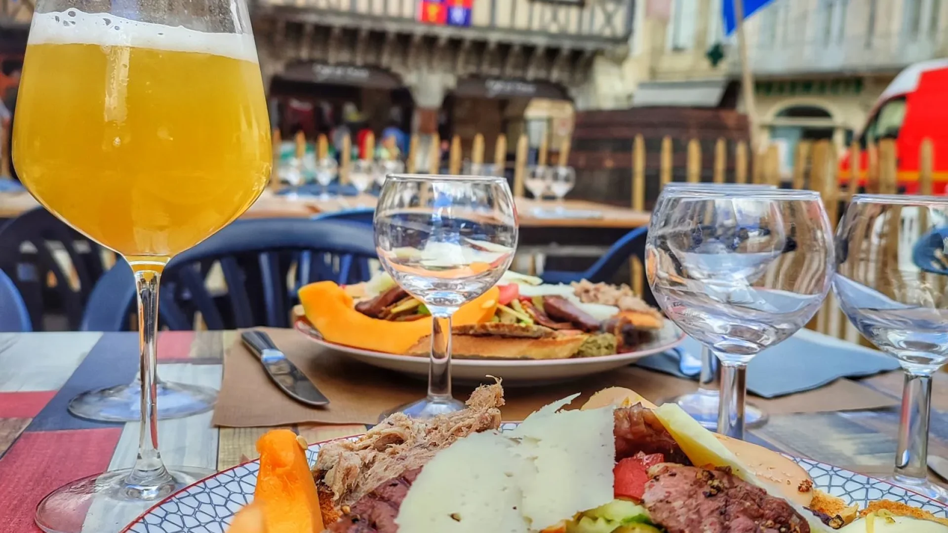 bord met foie gras, eendenborst, zuidwestelijk gerecht in restaurant LOft Café in Eauze