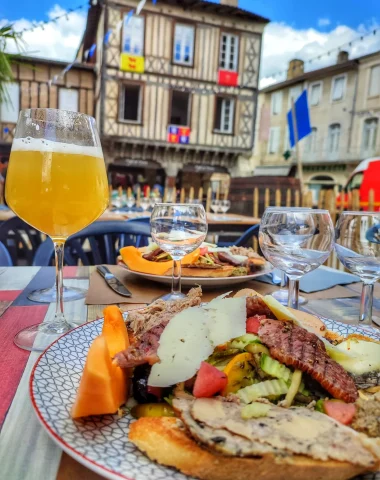 assiette avec du foie gras, magret, plat sud-ouest au restaurant LOft Café à Eauze