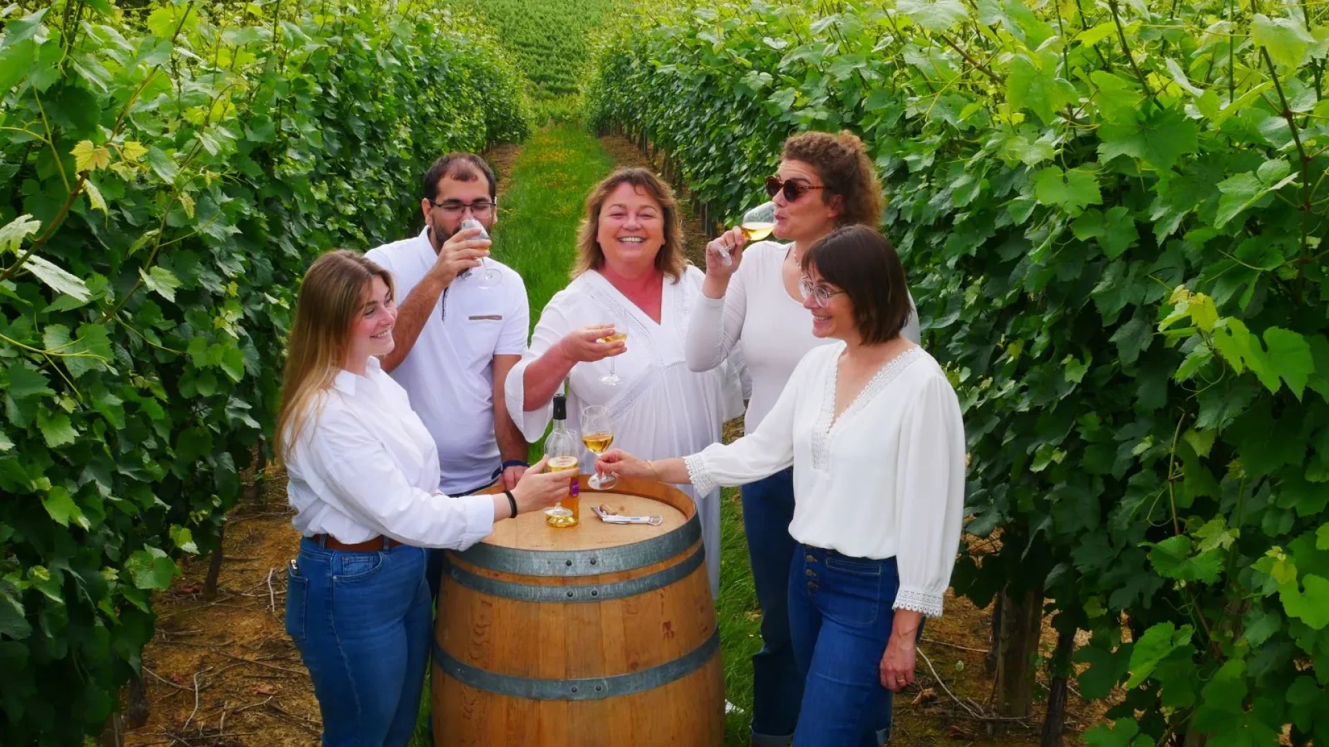 Weinbergteam stößt auf Wein an