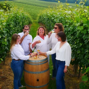 wijngaardteam toost op wijn
