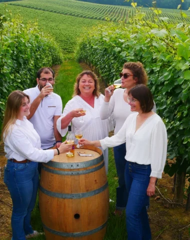 wijngaardteam toost op wijn
