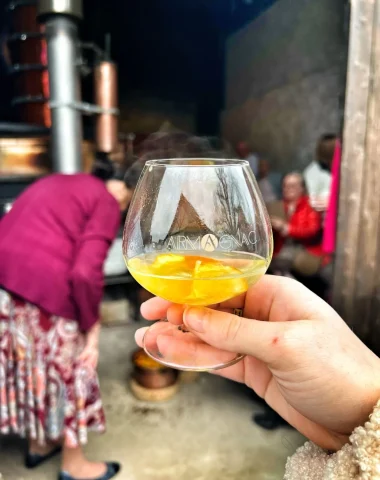 Glas Armagnac in der Hand mit Brulot auf dem Lagajan-Anwesen in Eauze